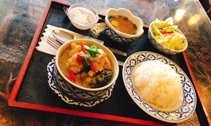 新宿 タイ国料理 バンタイ ゲンキョワンガイ(鶏肉入りグリーンカレー) 補正版
