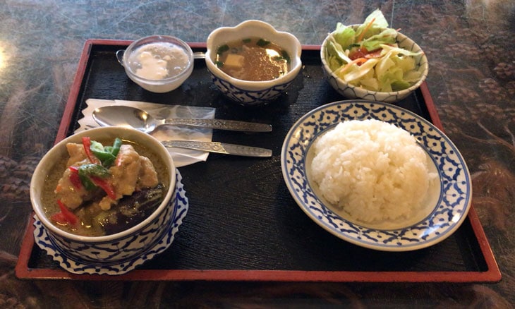 新宿 タイ国料理 バンタイ ゲンキョワンガイ(鶏肉入りグリーンカレー)