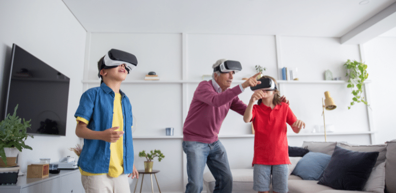 VRをプレイする二人の子供と祖父