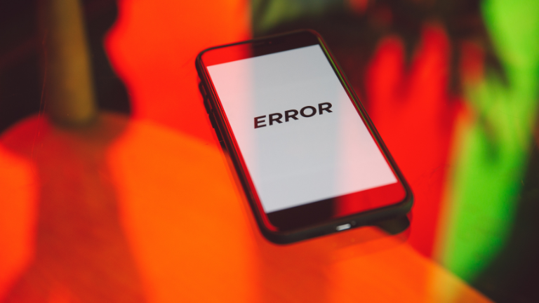 ERRORの文字が表示されているスマートフォン