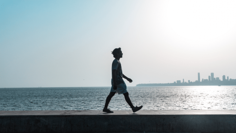 海岸を散歩する男性