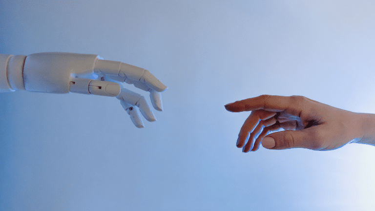 AIと人間の指先
