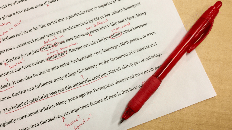 赤いペンで添削された英文